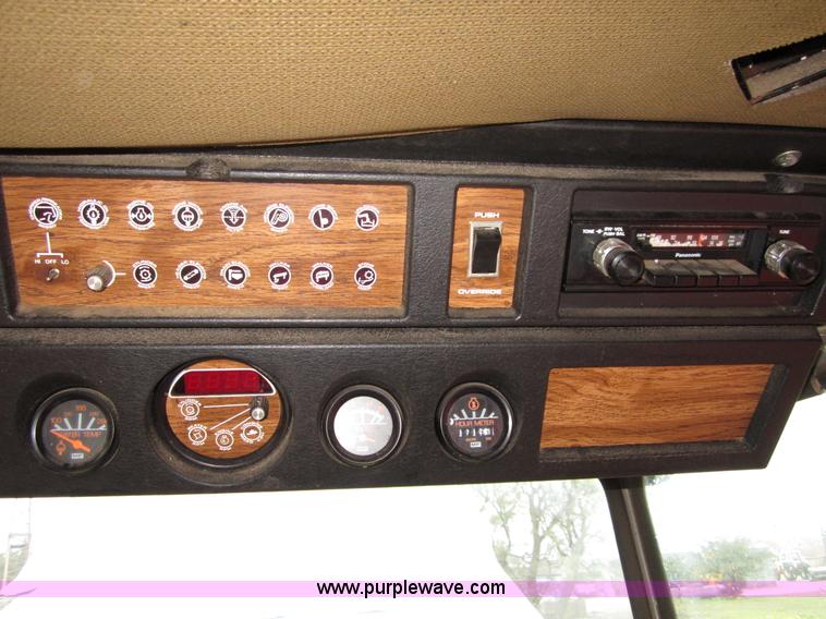 image for item B3164 1982 Massey-Ferguson 860 combine with header