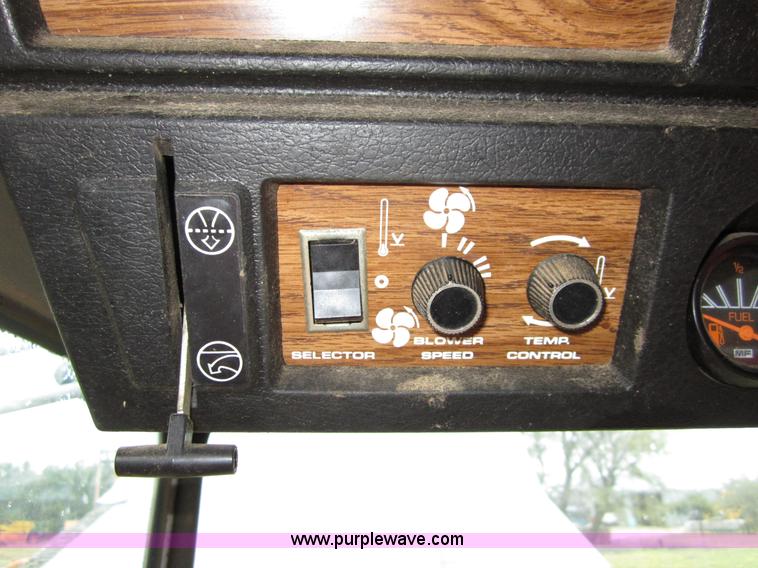 image for item B3164 1982 Massey-Ferguson 860 combine with header