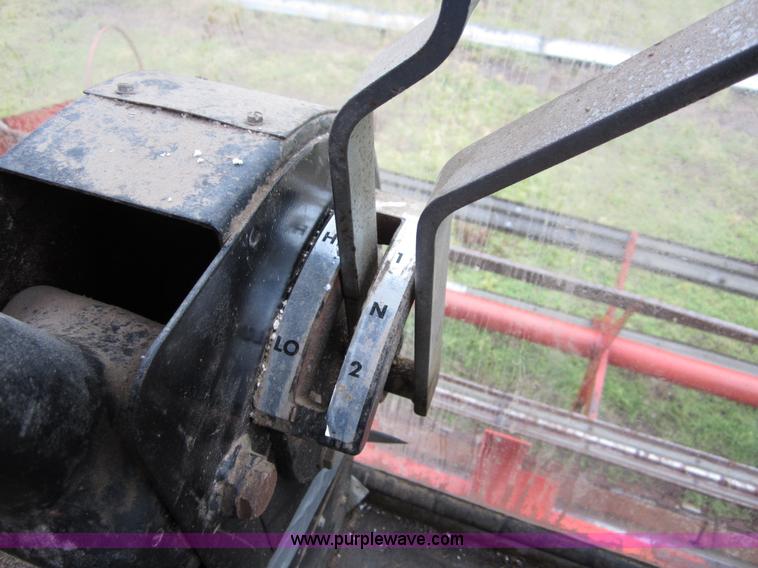 image for item B3164 1982 Massey-Ferguson 860 combine with header