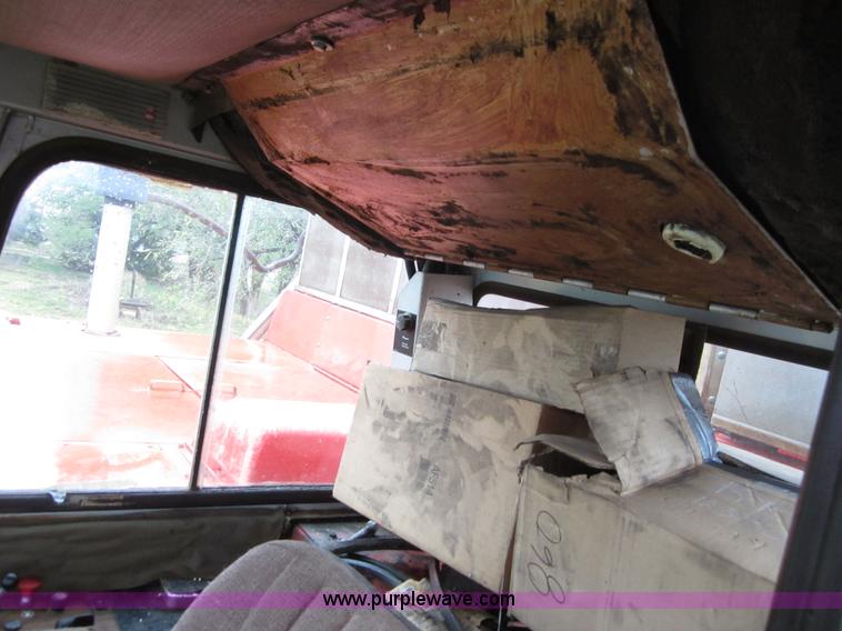 image for item B3164 1982 Massey-Ferguson 860 combine with header