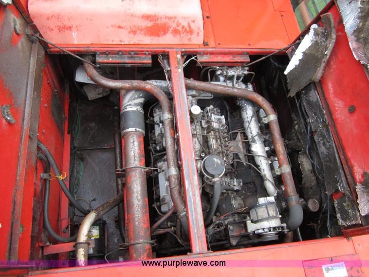 image for item B3164 1982 Massey-Ferguson 860 combine with header