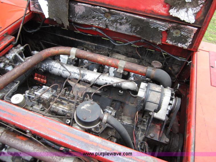 image for item B3164 1982 Massey-Ferguson 860 combine with header