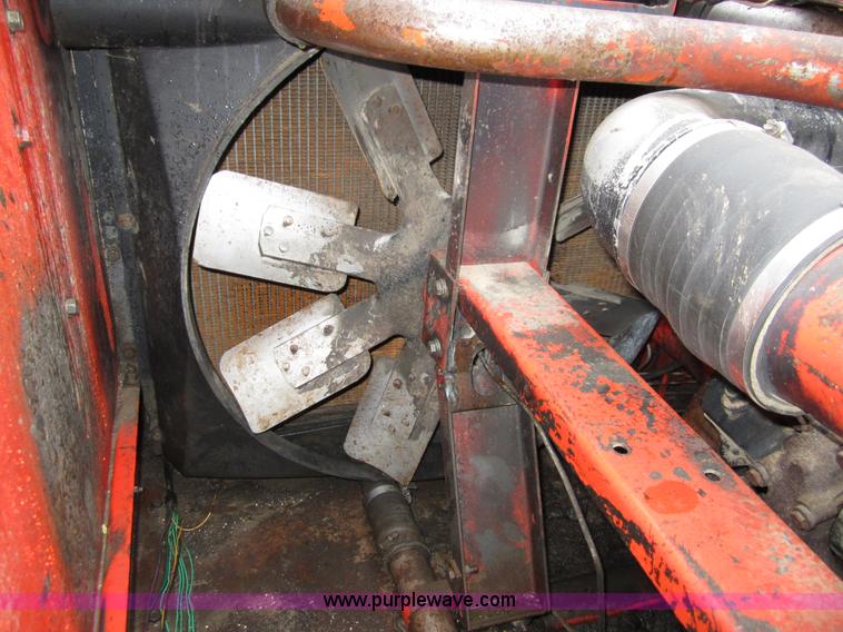 image for item B3164 1982 Massey-Ferguson 860 combine with header