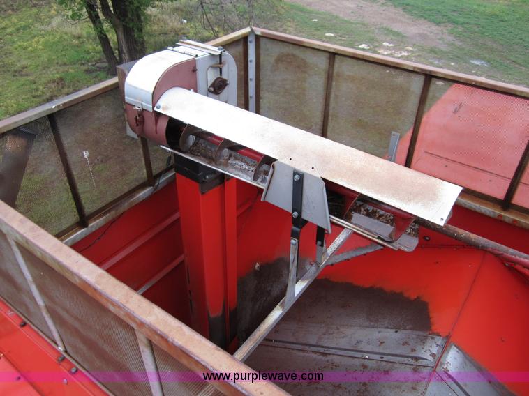 image for item B3164 1982 Massey-Ferguson 860 combine with header