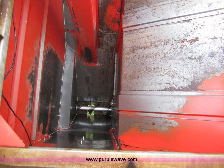 image for item B3164 1982 Massey-Ferguson 860 combine with header