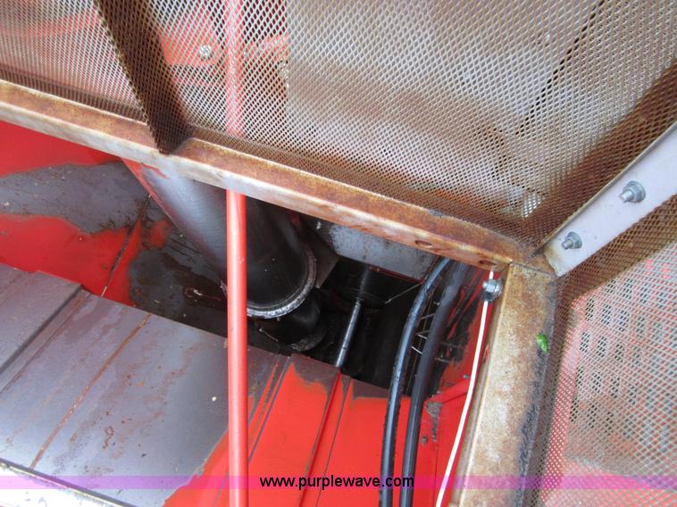 image for item B3164 1982 Massey-Ferguson 860 combine with header