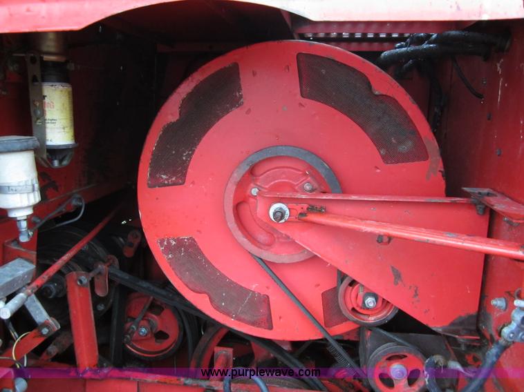 image for item B3164 1982 Massey-Ferguson 860 combine with header