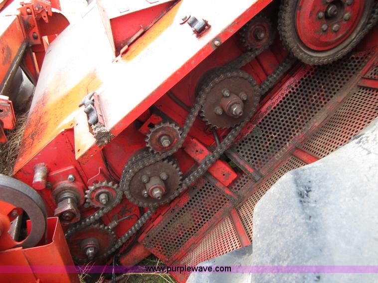 image for item B3164 1982 Massey-Ferguson 860 combine with header