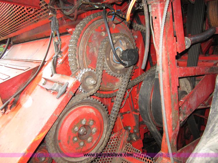 image for item B3164 1982 Massey-Ferguson 860 combine with header