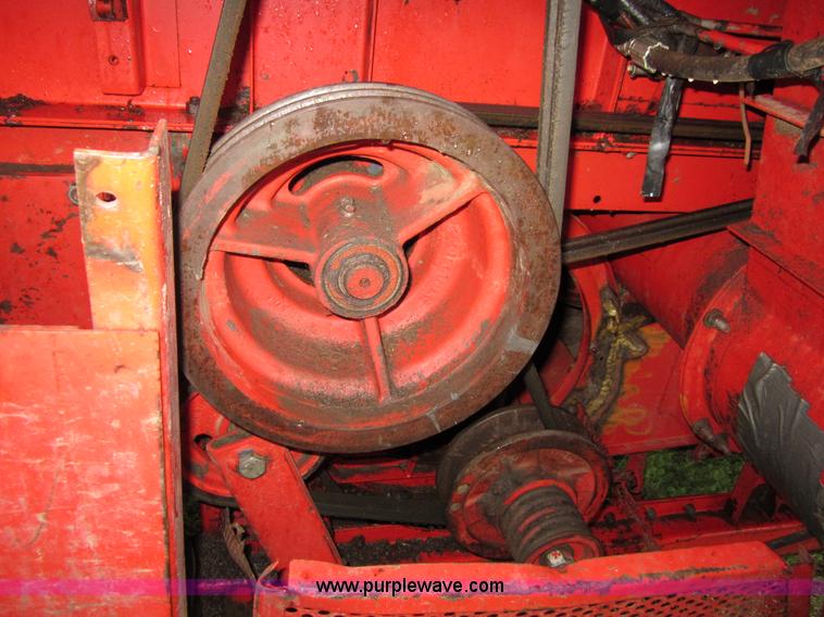 image for item B3164 1982 Massey-Ferguson 860 combine with header