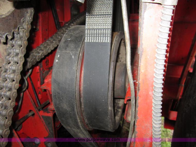 image for item B3164 1982 Massey-Ferguson 860 combine with header