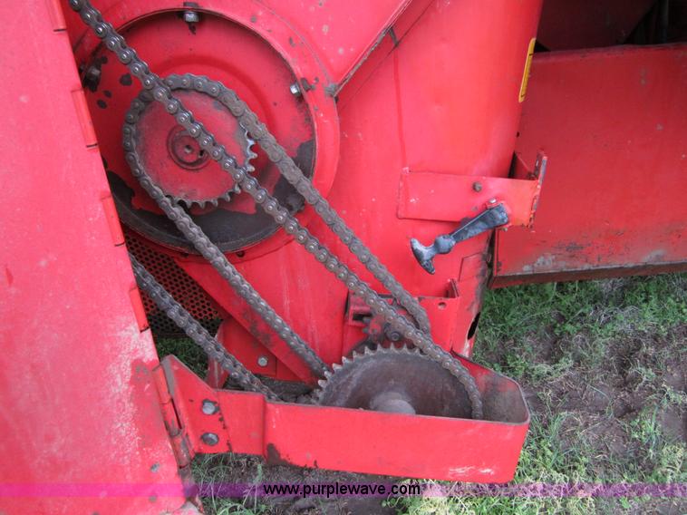image for item B3164 1982 Massey-Ferguson 860 combine with header