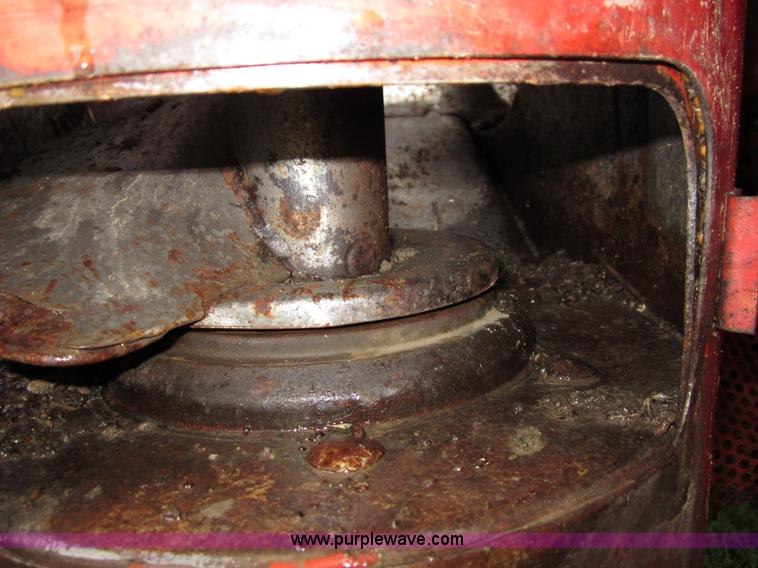 image for item B3164 1982 Massey-Ferguson 860 combine with header