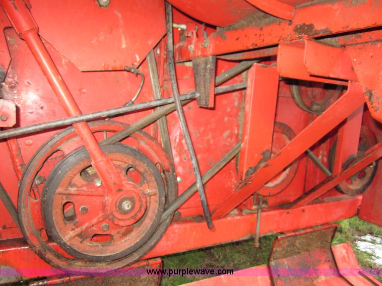image for item B3164 1982 Massey-Ferguson 860 combine with header
