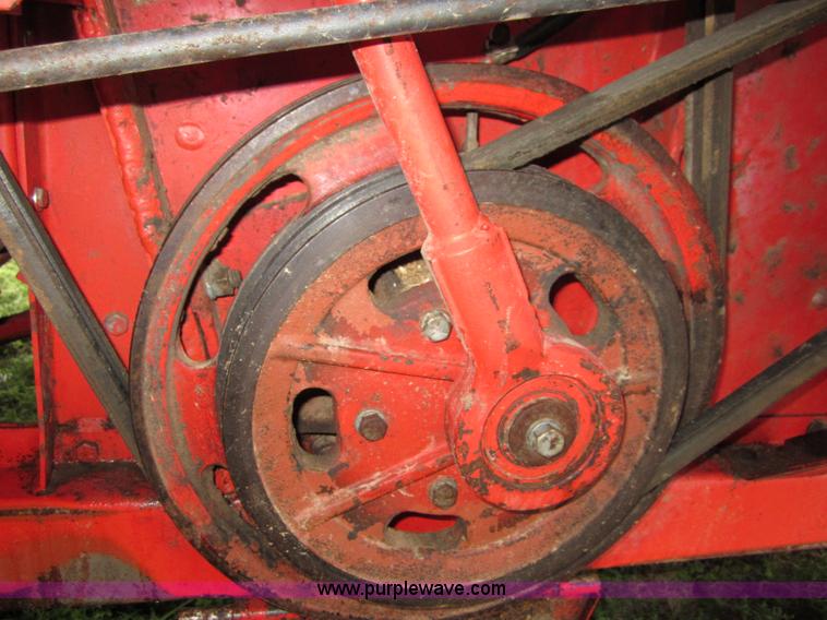 image for item B3164 1982 Massey-Ferguson 860 combine with header