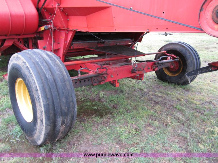 image for item B3164 1982 Massey-Ferguson 860 combine with header