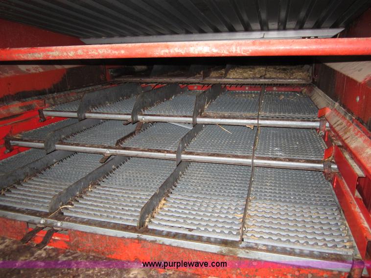 image for item B3164 1982 Massey-Ferguson 860 combine with header