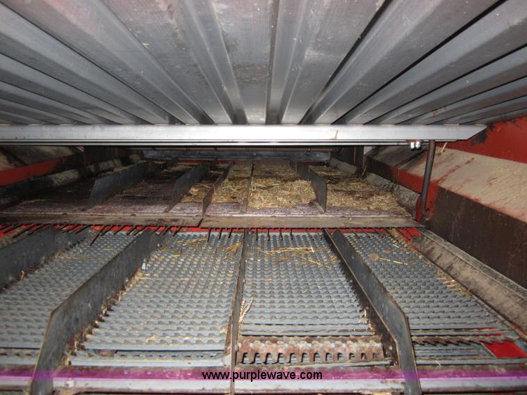 image for item B3164 1982 Massey-Ferguson 860 combine with header