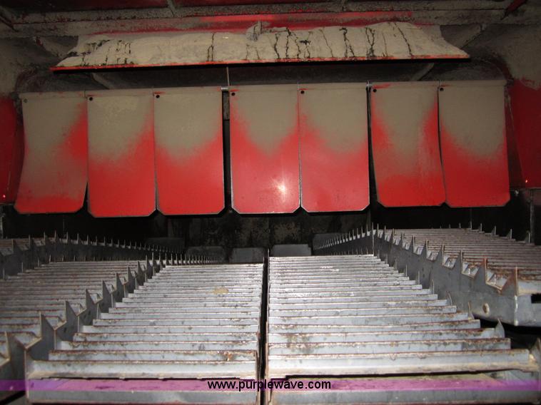 image for item B3164 1982 Massey-Ferguson 860 combine with header