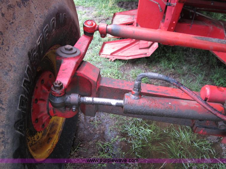 image for item B3164 1982 Massey-Ferguson 860 combine with header