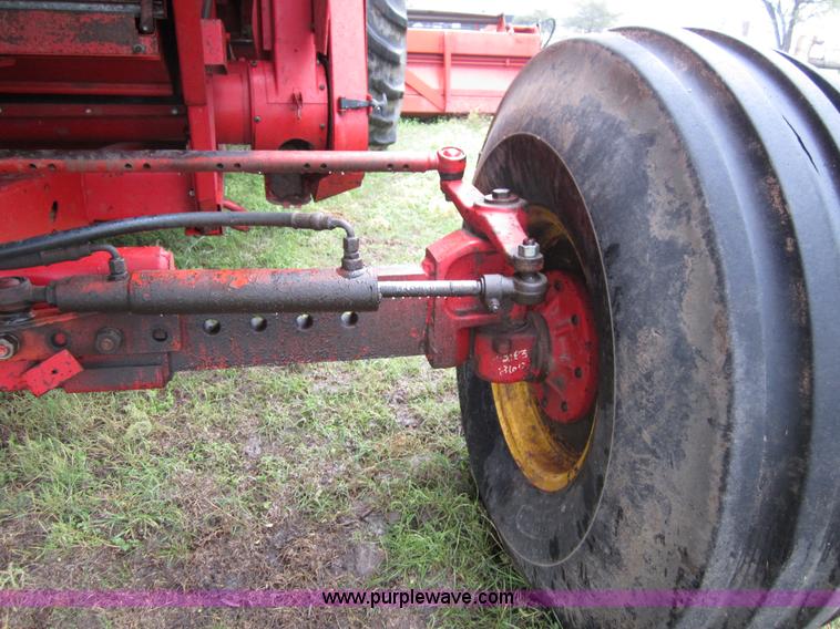image for item B3164 1982 Massey-Ferguson 860 combine with header