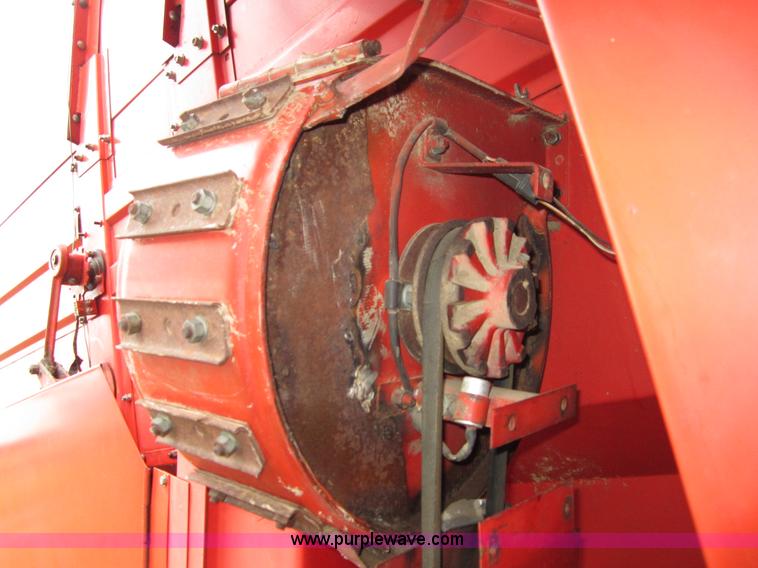 image for item B3164 1982 Massey-Ferguson 860 combine with header