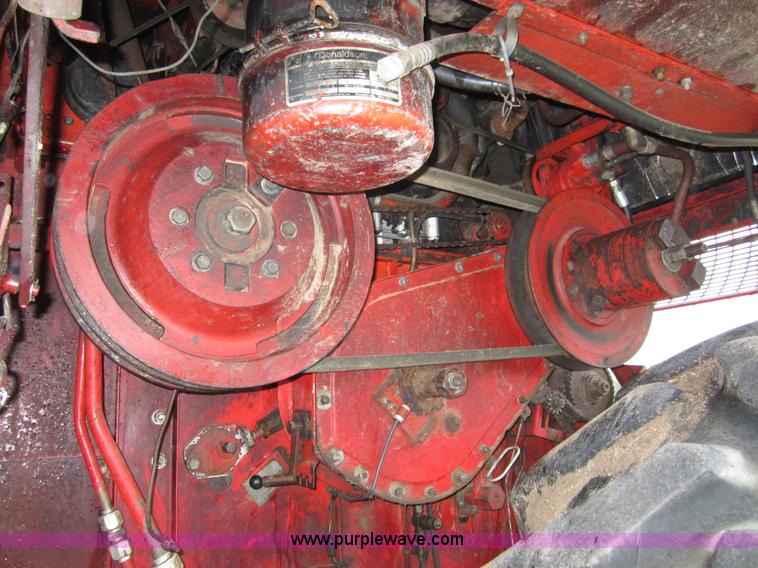 image for item B3164 1982 Massey-Ferguson 860 combine with header
