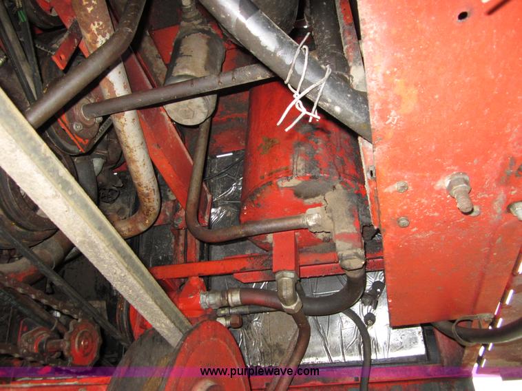 image for item B3164 1982 Massey-Ferguson 860 combine with header