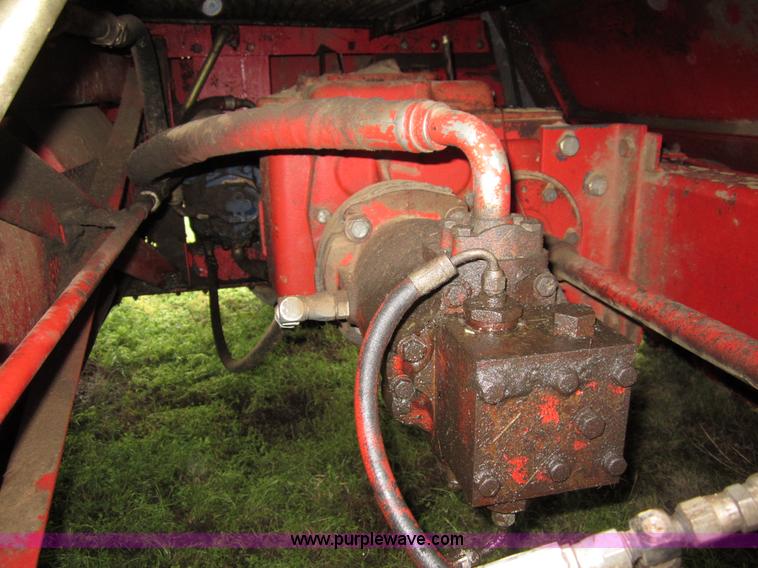 image for item B3164 1982 Massey-Ferguson 860 combine with header