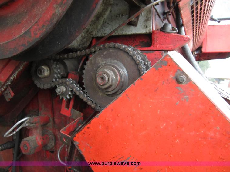 image for item B3164 1982 Massey-Ferguson 860 combine with header