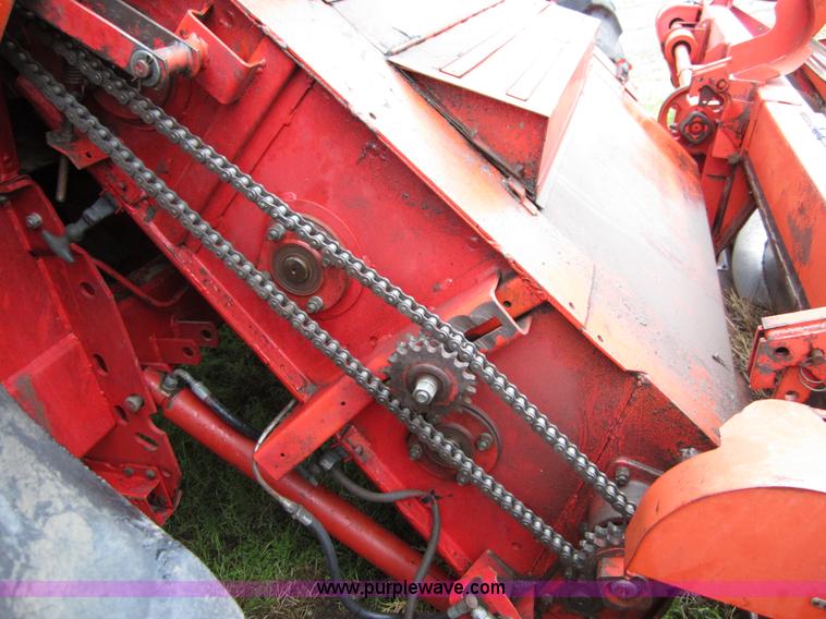 image for item B3164 1982 Massey-Ferguson 860 combine with header