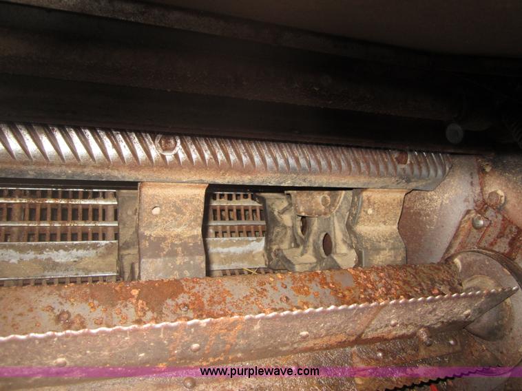 image for item B3164 1982 Massey-Ferguson 860 combine with header