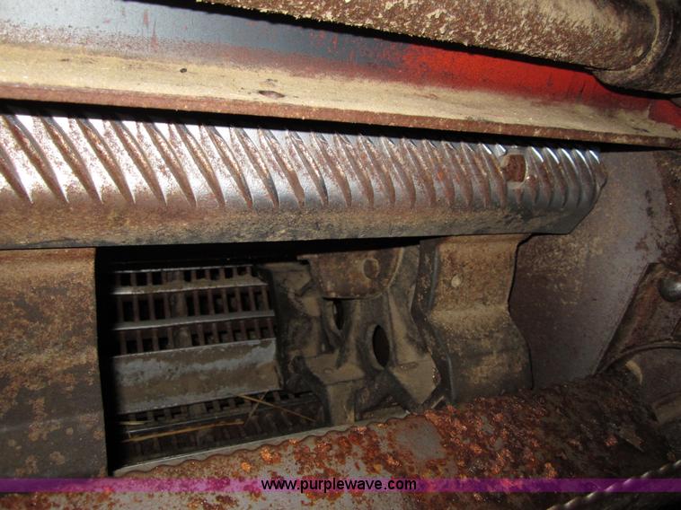 image for item B3164 1982 Massey-Ferguson 860 combine with header