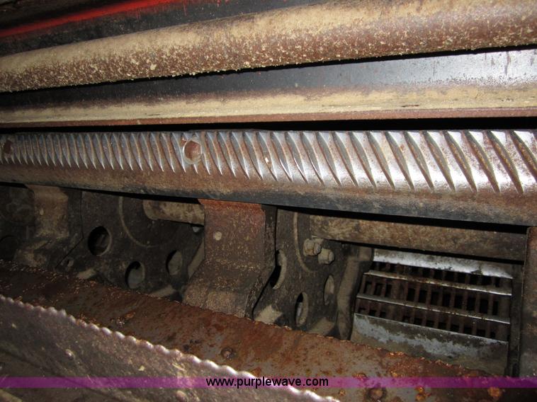 image for item B3164 1982 Massey-Ferguson 860 combine with header