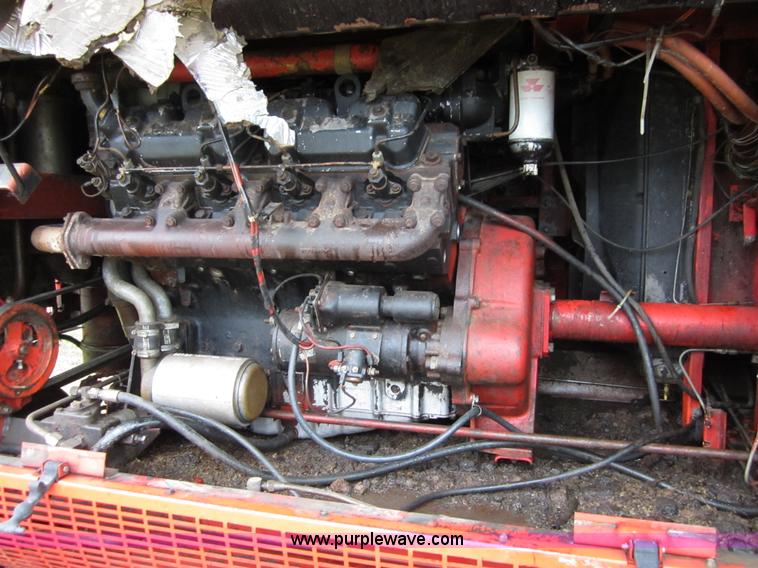 image for item B3164 1982 Massey-Ferguson 860 combine with header