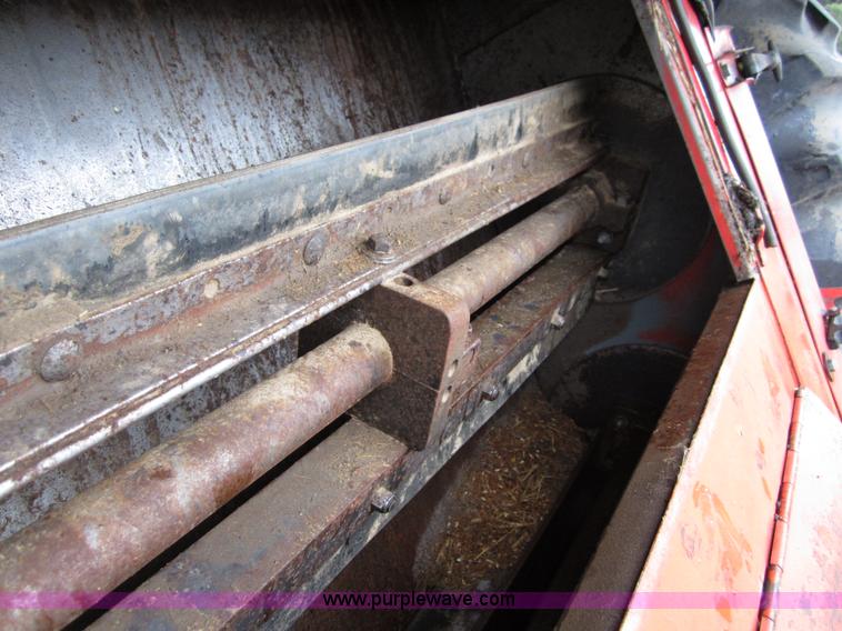 image for item B3164 1982 Massey-Ferguson 860 combine with header