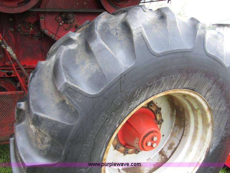 image for item B3164 1982 Massey-Ferguson 860 combine with header
