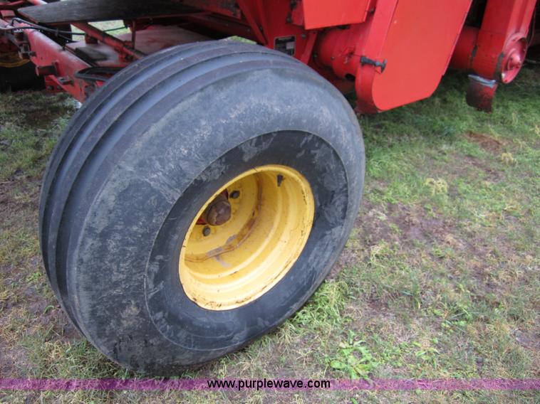 image for item B3164 1982 Massey-Ferguson 860 combine with header