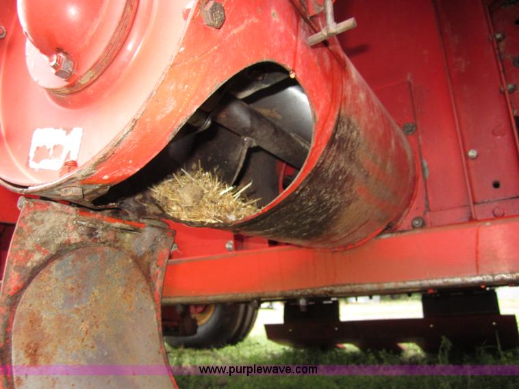 image for item B3164 1982 Massey-Ferguson 860 combine with header