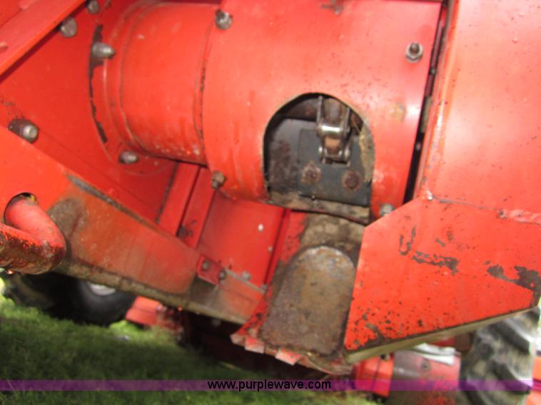 image for item B3164 1982 Massey-Ferguson 860 combine with header