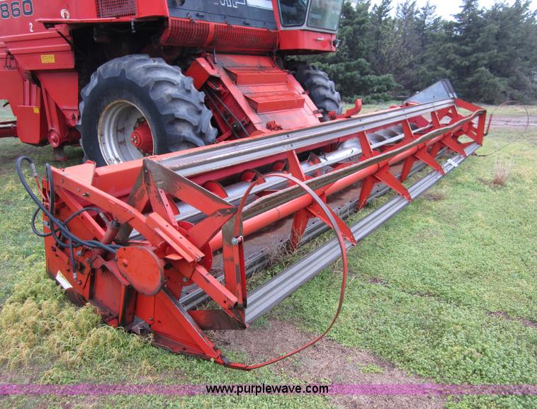 image for item B3164 1982 Massey-Ferguson 860 combine with header
