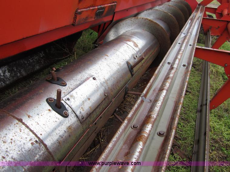 image for item B3164 1982 Massey-Ferguson 860 combine with header