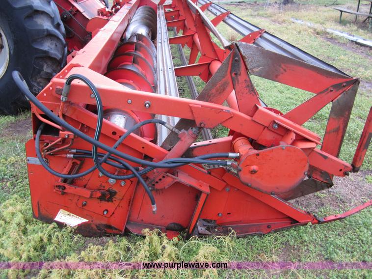 image for item B3164 1982 Massey-Ferguson 860 combine with header