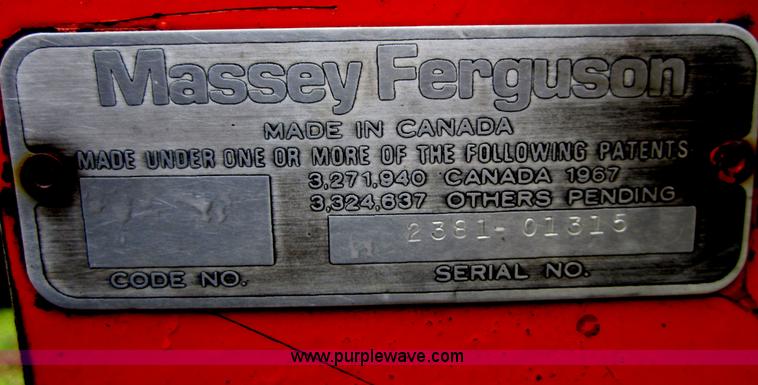 image for item B3164 1982 Massey-Ferguson 860 combine with header