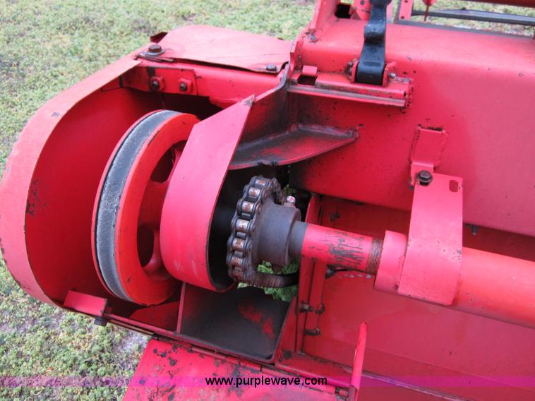 image for item B3164 1982 Massey-Ferguson 860 combine with header