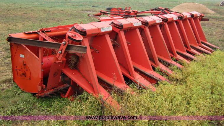 image for item B3164 1982 Massey-Ferguson 860 combine with header