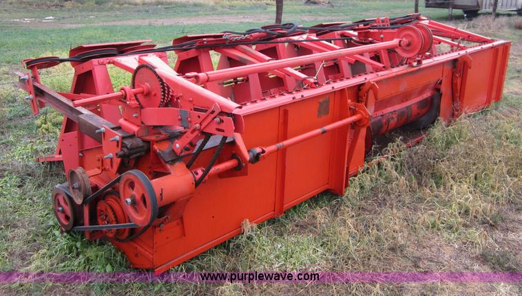 image for item B3164 1982 Massey-Ferguson 860 combine with header