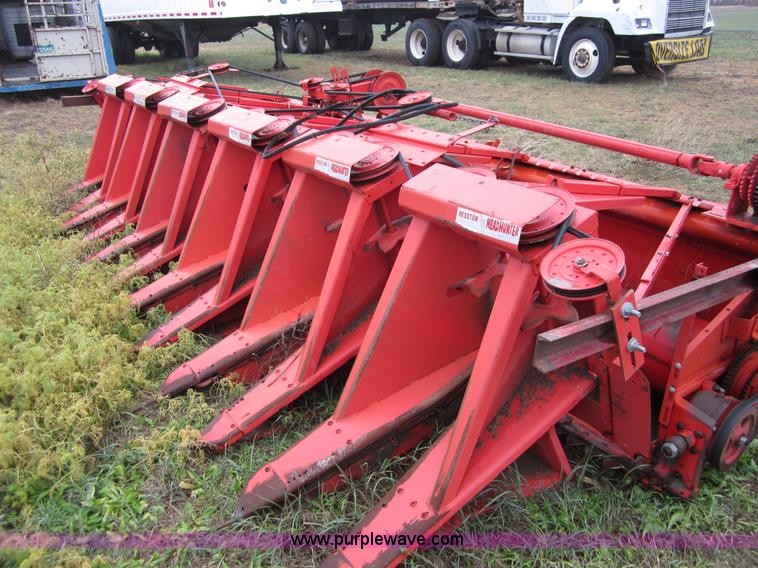 image for item B3164 1982 Massey-Ferguson 860 combine with header