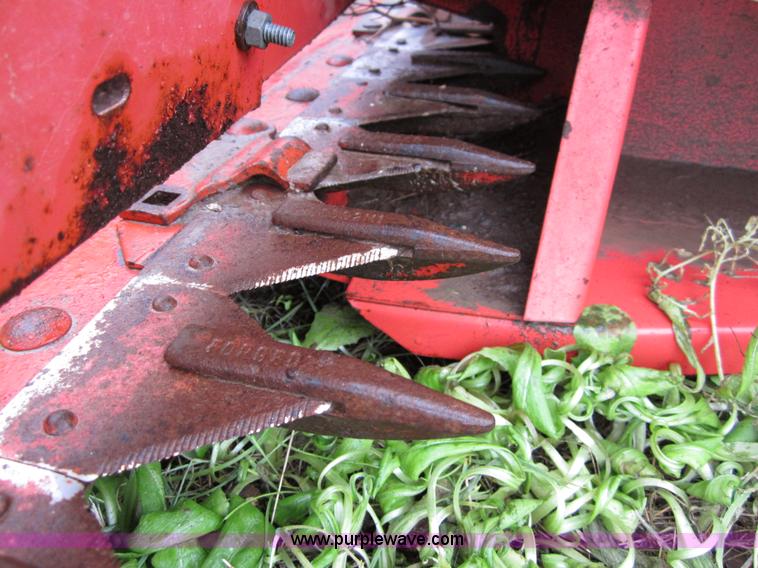 image for item B3164 1982 Massey-Ferguson 860 combine with header