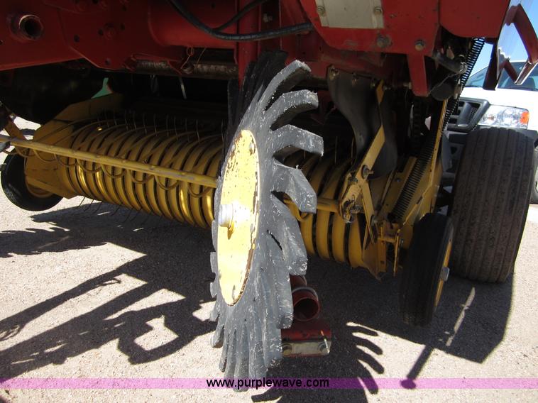 image for item B3186 2003 New Holland BR780 round baler